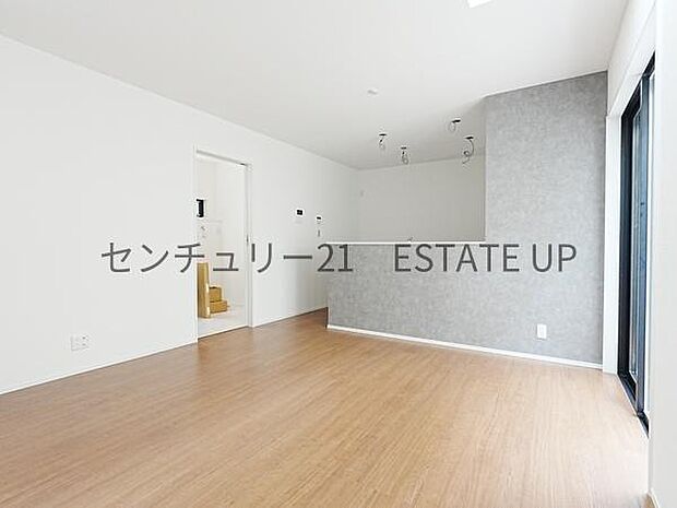 【リビング】お好きにアレンジして家具を置き、ご家族で安らげる癒しの空間をお作りいただけます。