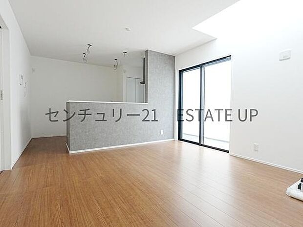 【リビング】ご家族皆様でゆったりとお過ごしいただけるリビングです。