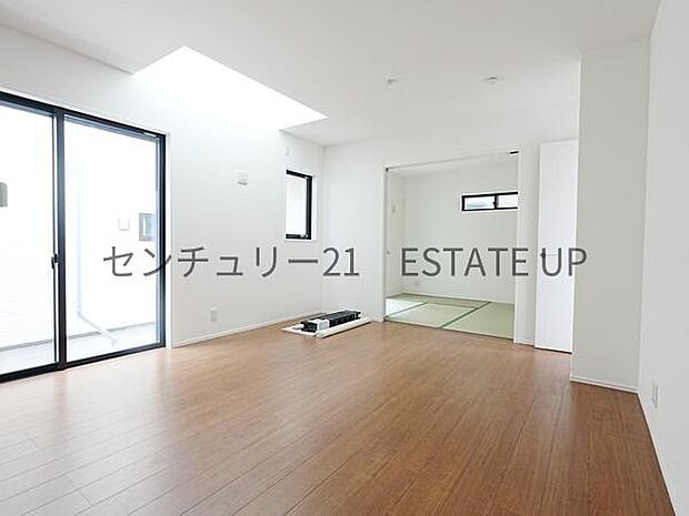 【リビング】心地いい光が差し込みます。過ごしやすいリビングで家族が快適な日々が送れます。