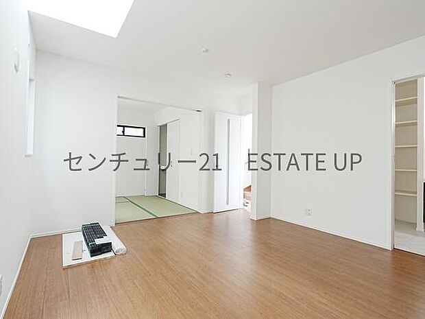 【リビング】リビングに畳の部屋があり来客室やキッズのスペース多様にご使用いただけます。