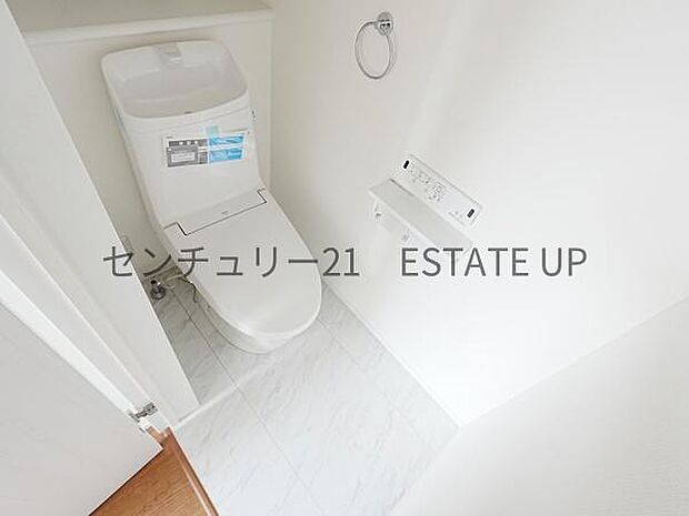 【トイレ】温水洗浄便座付きのトイレです。