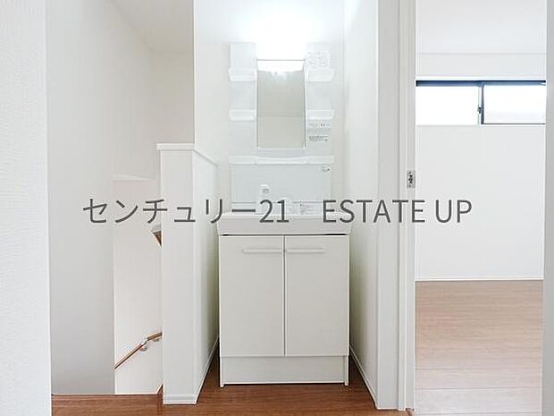 【洗面台・洗面所】二階に洗面台があり、混み合う朝も快適に準備ができます♪