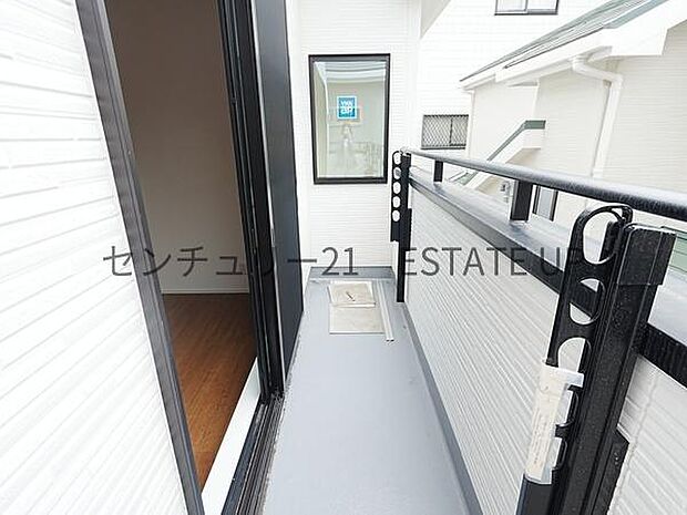 【バルコニー】バルコニーもあるので洗濯物もよく乾きそうです。