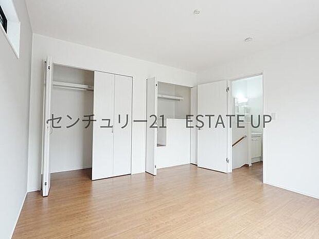 【洋室】8帖の主寝室。クローゼットがあるのですぐに着替えができ便利です♪