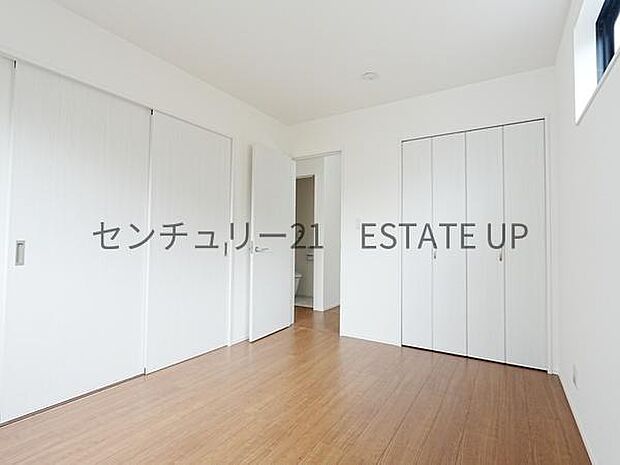 【洋室】6帖洋室。家族構成やライフスタイルに合わせて、多目的にお使いいただけます。