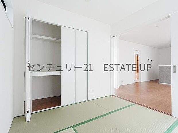 【和室】リビングに和室があり、来客室にも、思い切りお子様が遊べるキッズスペースにもお昼寝スペースにも多様に使用できます!
