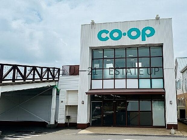 コープ荒田店まで877m、周辺に生協コープがあり、安心・安全な食品や日用品のお買い物に便利です