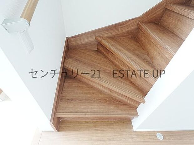 【階段】階段の途中でふと顔を合わせる、そんな日常の一コマが愛おしい。