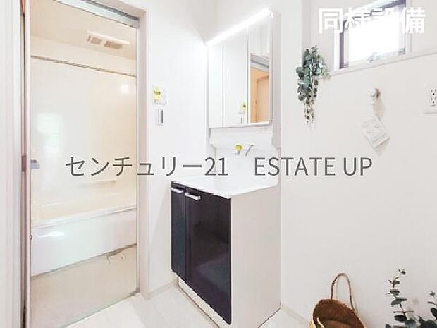 【同様設備　洗面台・洗面所】スペースの広い洗面所が特徴