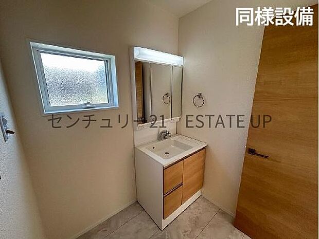 【同様設備 洗面台・洗面所】スペースの広い洗面所が特徴。※画像反転しています。