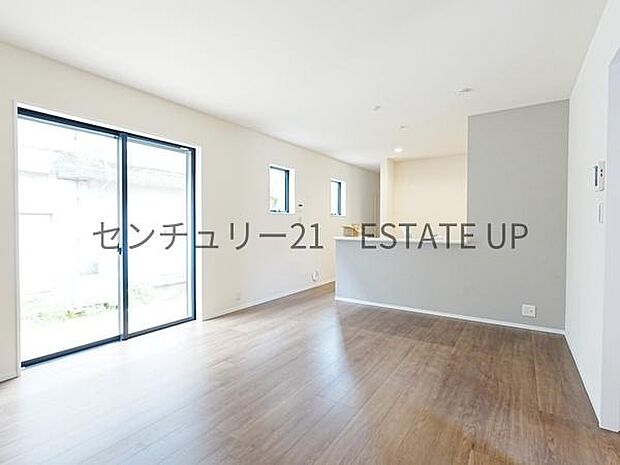 【リビング】心地いい光が差し込みます。過ごしやすいリビングで家族が快適な日々が送れます。