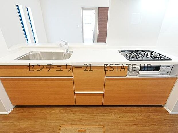 【キッチン】対面式キッチン。リビングで過ごすご家族を見守りながら作業ができます。