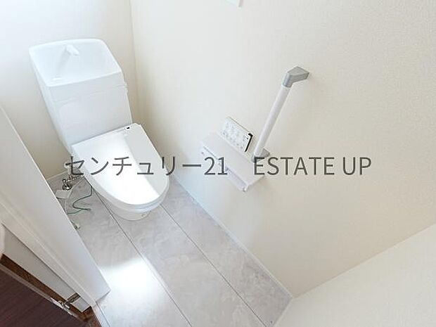 【トイレ】温水洗浄便座付きのトイレです。