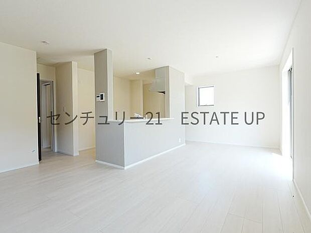 【リビング】お好きにアレンジして家具を置き、ご家族で安らげる癒しの空間をお作りいただけます。