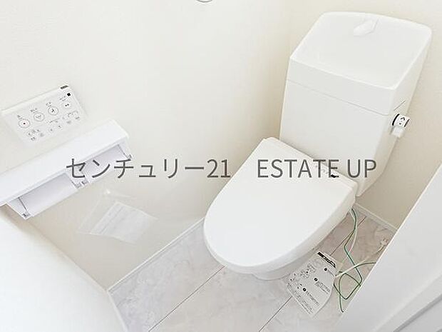 【トイレ】温水洗浄便座付きのトイレです。