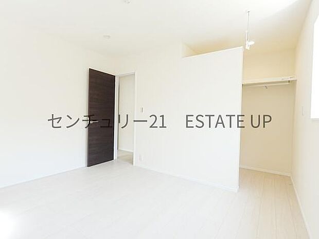 【洋室】7帖の主寝室。奥に収納スペースもあるので広くご活用できます。
