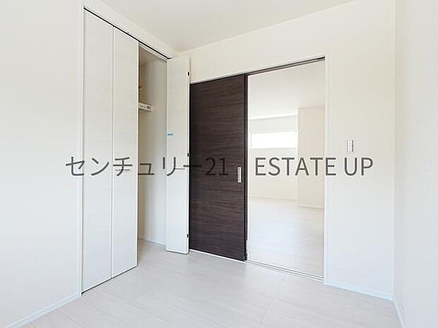 【洋室】3.7帖の洋室。ライフスタイルに合わせて、多目的にお使いいただけます。