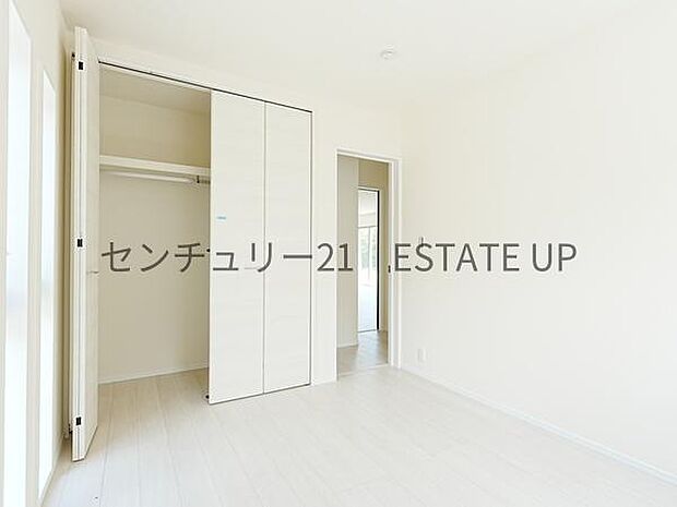 【洋室】5.2帖の洋室。家族構成やライフスタイルに合わせて、多目的にお使いいただけます。