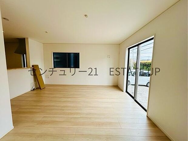 【リビング】大きな窓から明るい陽光が差し込み、ご家族皆様でゆったりとお過ごしいただけるリビングです。