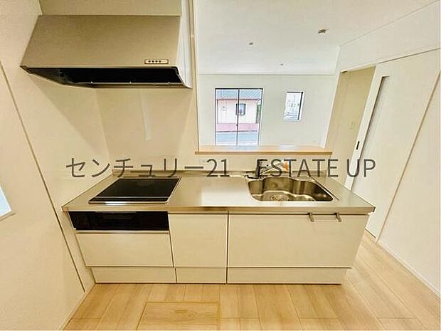 【キッチン】火力の調整が楽で安全性の高い人気のIH。お子様も見守れる対面キッチンです。