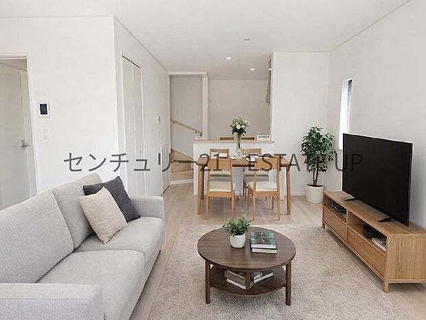 【リビング】リビング空間にキッチン。みんなで食事を楽しめる空間。※ホームステージングしているイメージ図です。