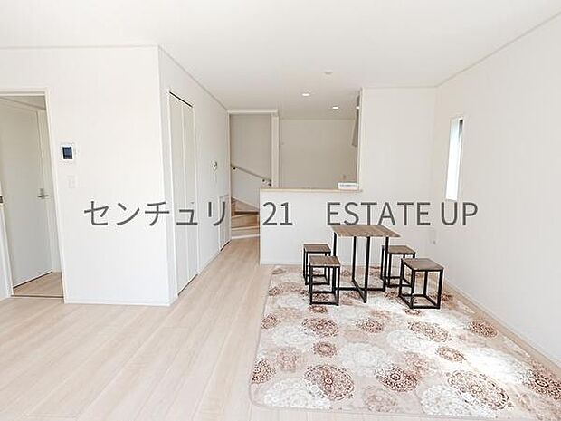 【リビング】心地いい光が差し込みます。過ごしやすいリビングで家族が快適な日々が送れます。