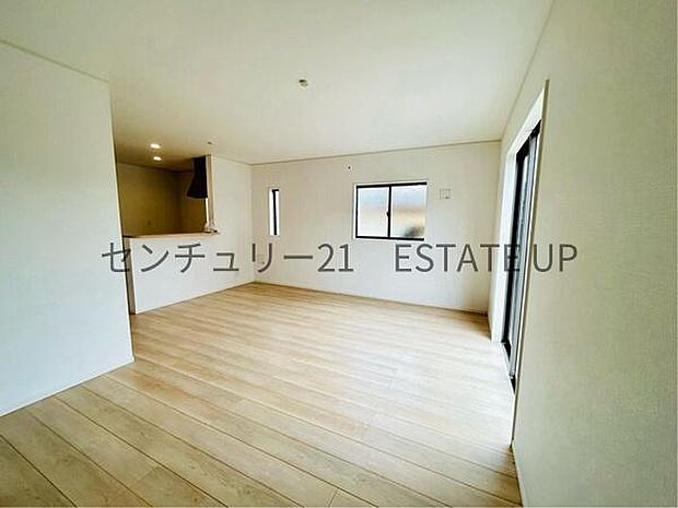 【リビング】ご家族皆様でゆったりとお過ごしいただけるリビングです。