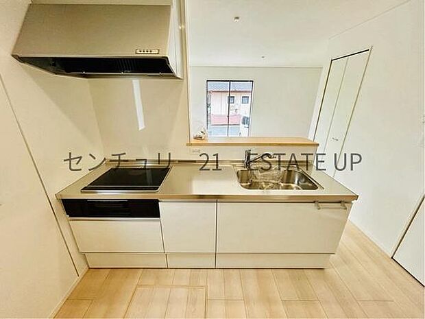 【キッチン】火力の調整が楽で安全性の高い人気のIH。お子様も見守れる対面キッチンです。