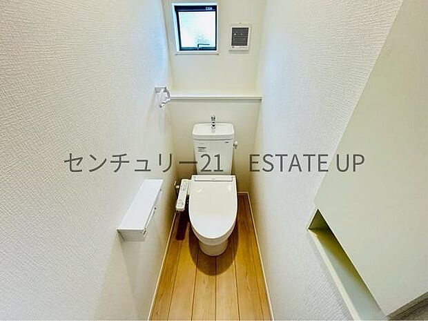 【トイレ】温水洗浄便座付きのトイレです。
