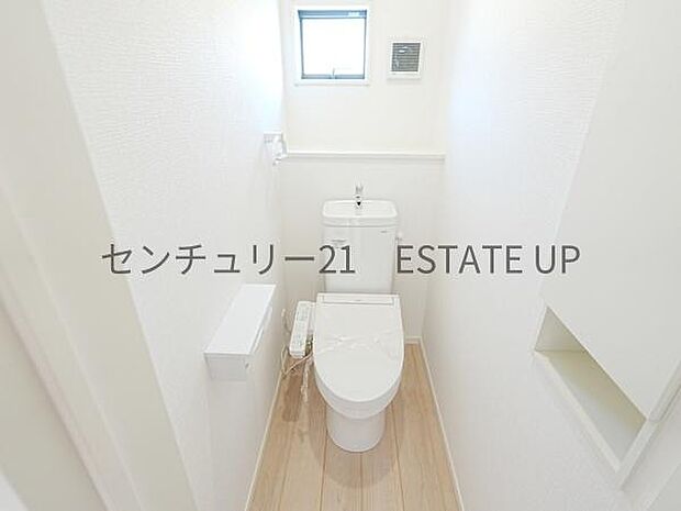 【トイレ】温水洗浄便座付きのトイレです。