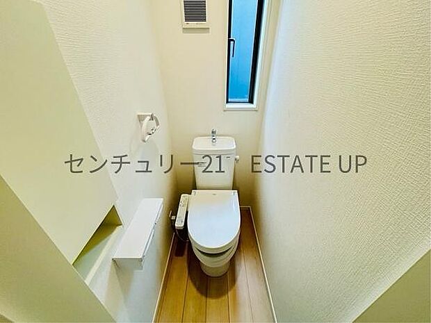 【トイレ】二階トイレ。各階にトイレが付いているので、忙しい朝の時間帯にも安心。