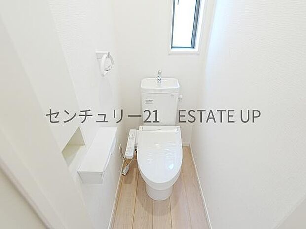 【トイレ】二階トイレ。各階にトイレが付いているので、忙しい朝の時間帯にも安心。