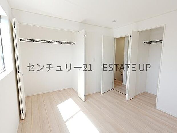 【洋室】クローゼットも収納もあるのですぐに着替えができ便利です♪