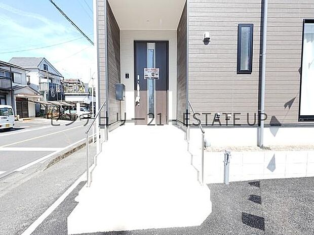 【玄関】階段がありオシャレな玄関入口です。