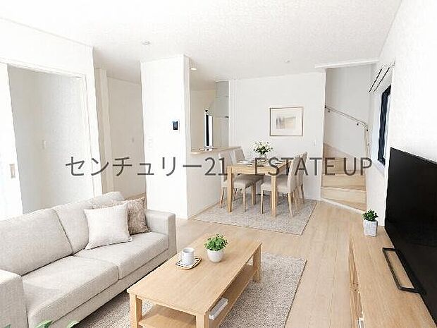 【リビング】リビング空間にキッチン。みんなで食事を楽しめる空間。※ホームステージングしているイメージ図です。