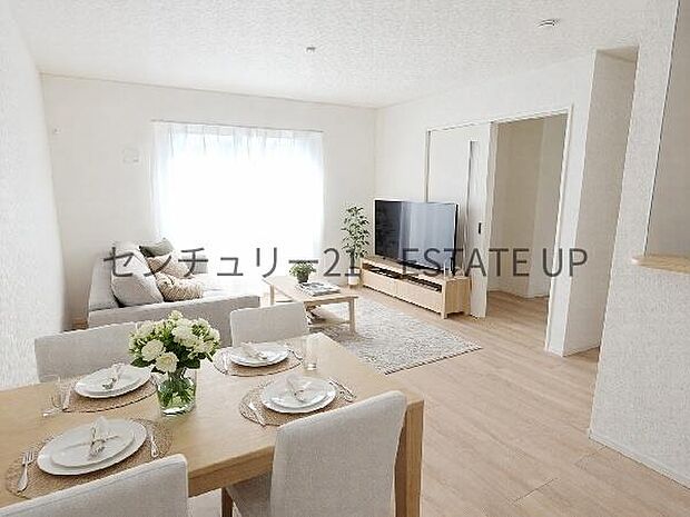 【リビング】広々としたリビング空間で、家族団らんや来客時にもゆったり過ごせる心地よい空間。※ホームステージングしているイメージ図です。