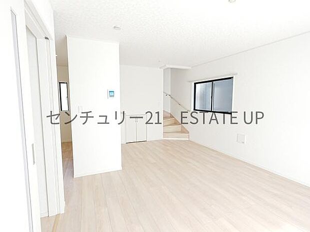 【リビング】ご家族皆様でゆったりとお過ごしいただけるリビングです。