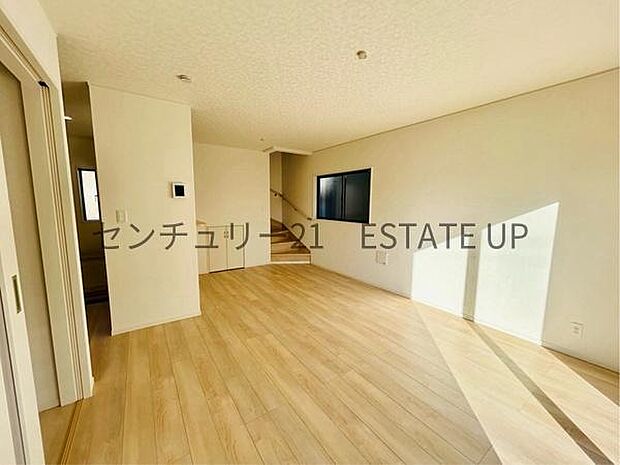 【リビング】ご家族皆様でゆったりとお過ごしいただけるリビングです。