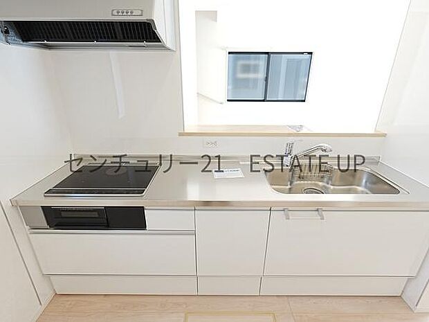 【キッチン】火力の調整が楽で安全性の高い人気のIH。お子様も見守れる対面キッチンです。