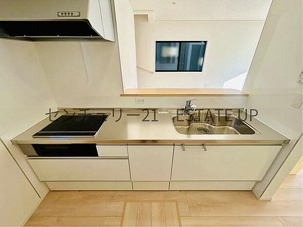 【キッチン】火力の調整が楽で安全性の高い人気のIH。お子様も見守れる対面キッチンです。