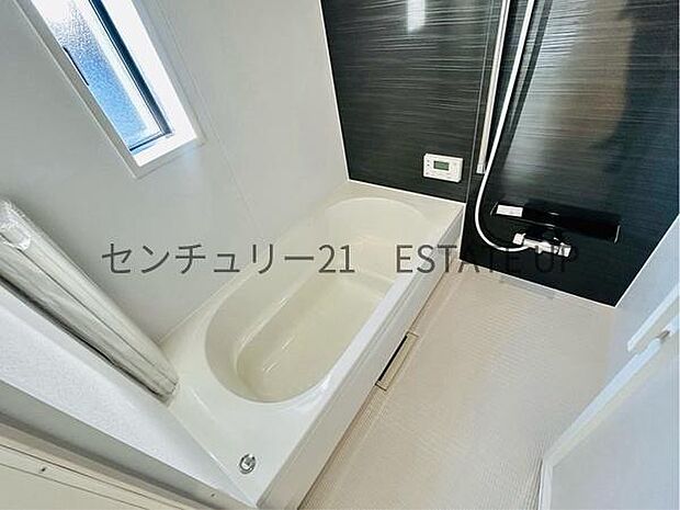 【バス】1日の疲れを癒してくれる広々としたバスルーム。