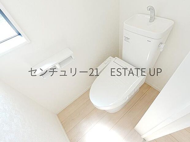 【トイレ】温水洗浄便座付きのトイレです。