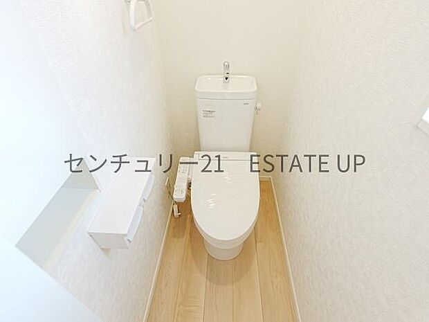 【トイレ】二階トイレ。各階にトイレが付いているので、忙しい朝の時間帯にも安心。