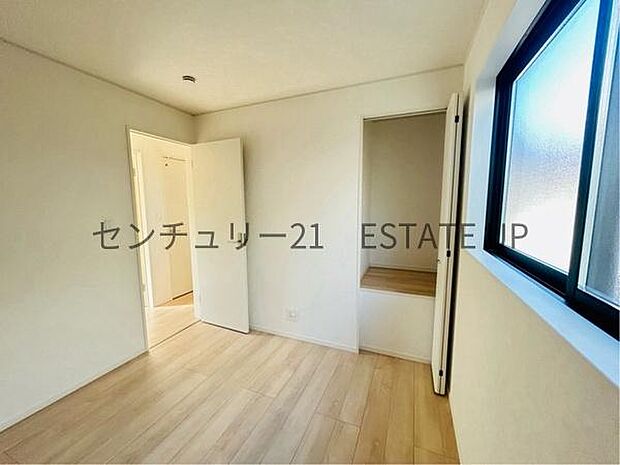 【洋室】収納もあるのでライフスタイルに合わせて、多目的にお使いいただけます。