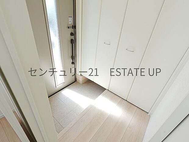 【玄関】シューズボックスがある玄関です。