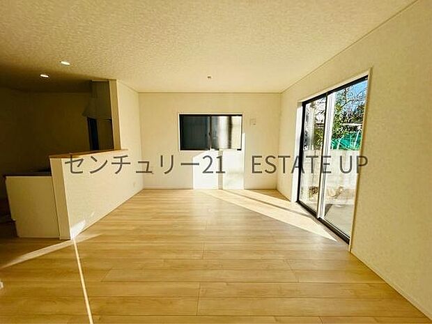 【リビング】大きな窓から明るい陽光が差し込み、ご家族皆様でゆったりとお過ごしいただけるリビングです。