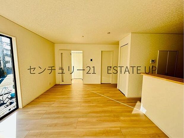 【リビング】ご家族皆様でゆったりとお過ごしいただけるリビングです。