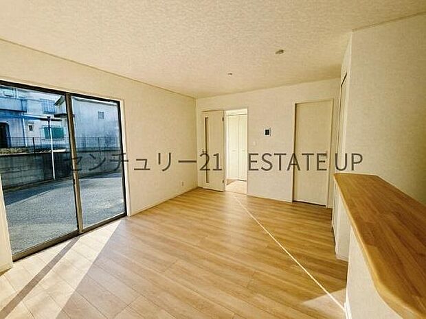 【リビング】心地いい光が差し込みます。過ごしやすいリビングで家族が快適な日々が送れます。