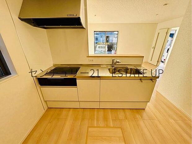 【キッチン】火力の調整が楽で安全性の高い人気のIH。お子様も見守れる対面キッチンです。