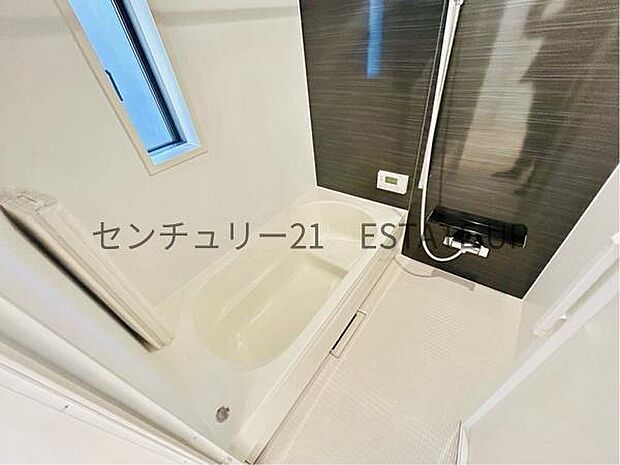 【バス】1日の疲れを癒してくれる広々としたバスルーム。
